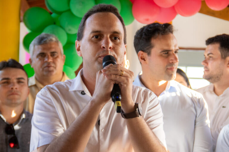 Prefeito Espedito Filho comemora a contratação da empresa que irá realizar a obra da PB que liga Triunfo a Uiraúna