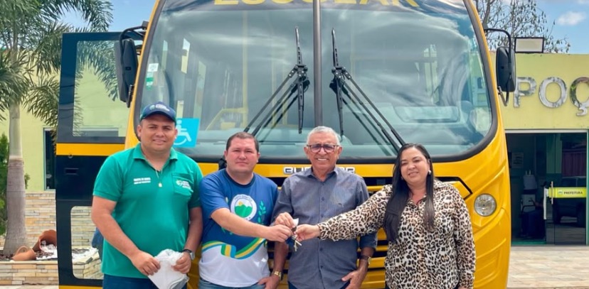 Prefeito Itamar Moreira entrega mais um ônibus escolar para Poço Dantas
