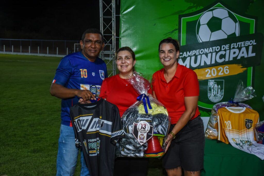 Prefeita Laís Raquel dá início ao Campeonato Municipal de Poço de José de Moura com entrega de uniformes e materiais esportivos