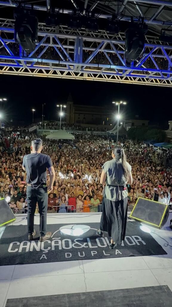 Dia do Evangélico reúne uma multidão em praça pública de Poço de José de Moura em mais um evento realizado pela Prefeita Laís Raquel