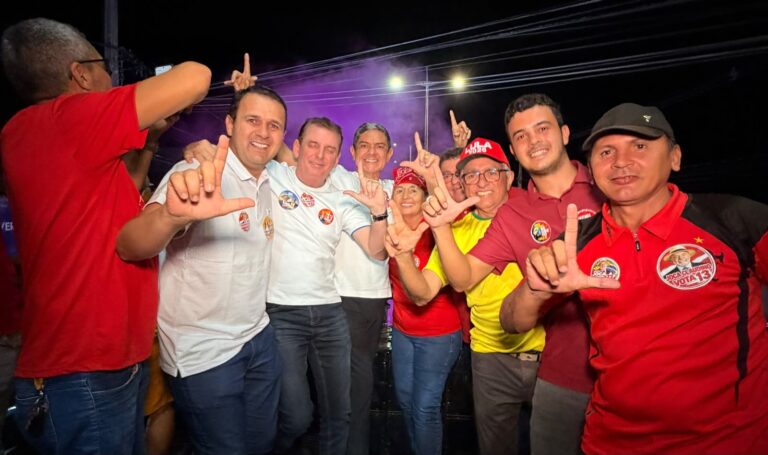 Deputado Chico Mendes participa de ato a favor de Lula em Uiraúna ao lado de prefeitos e lideranças políticas
